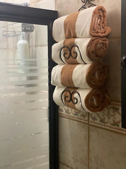 Casa Amarilla Aire Acondicionado En Todas La Areas Guadalajara Mexikó